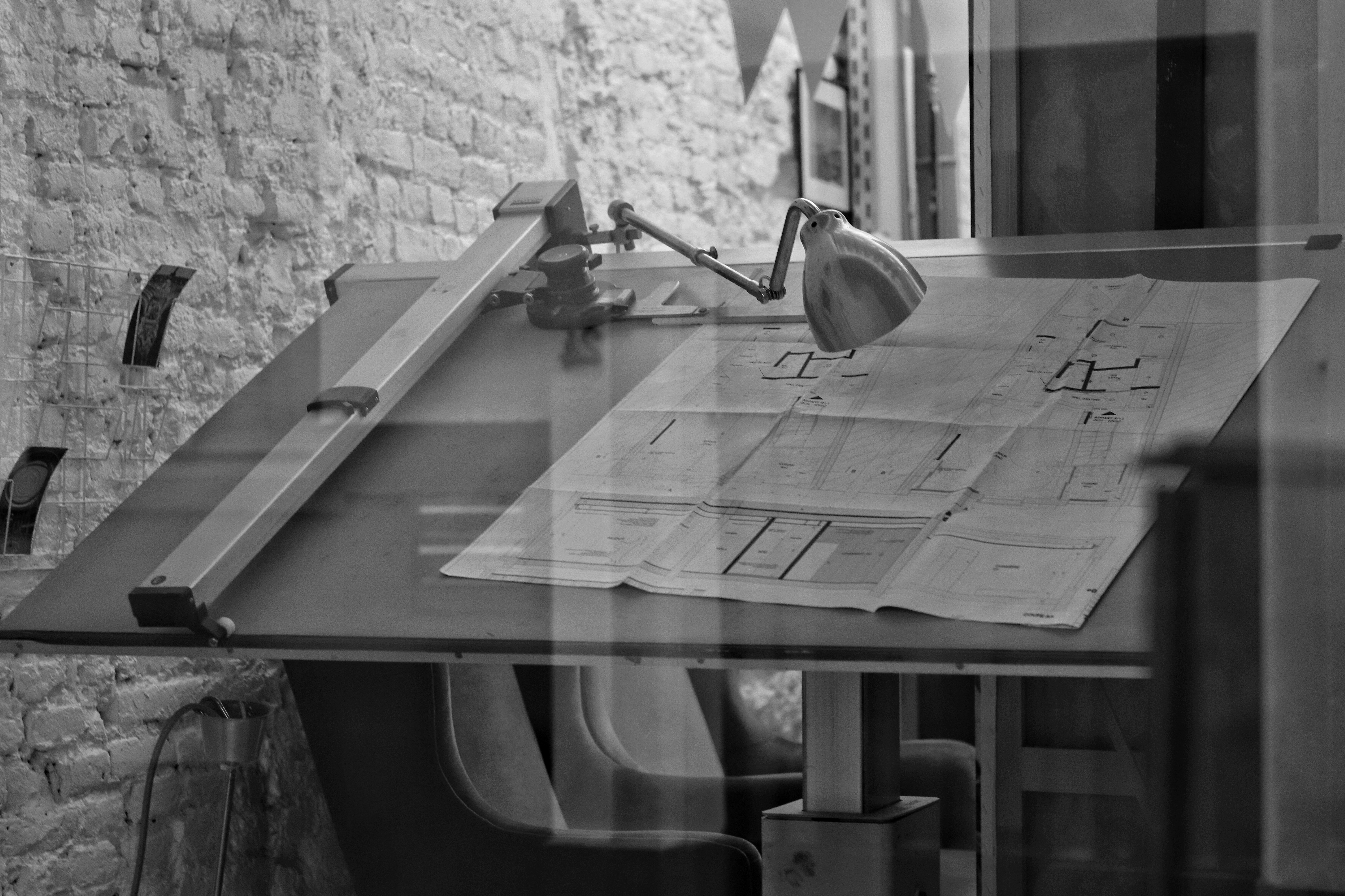 Blauwdruk op een werktafel — plannen voor een digitale strategie