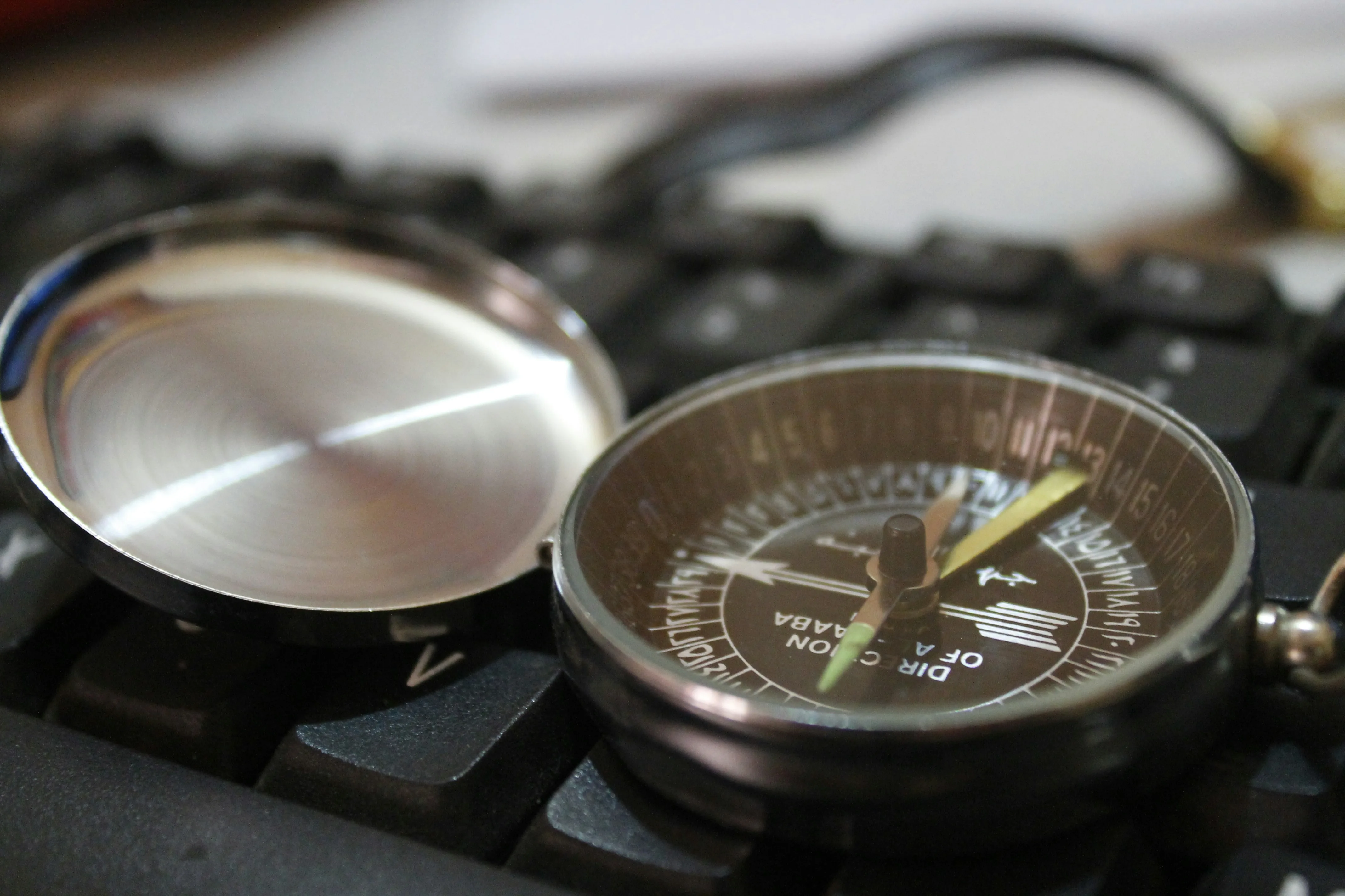 Kompas dat richting wijst in een veranderend zoeklandschap