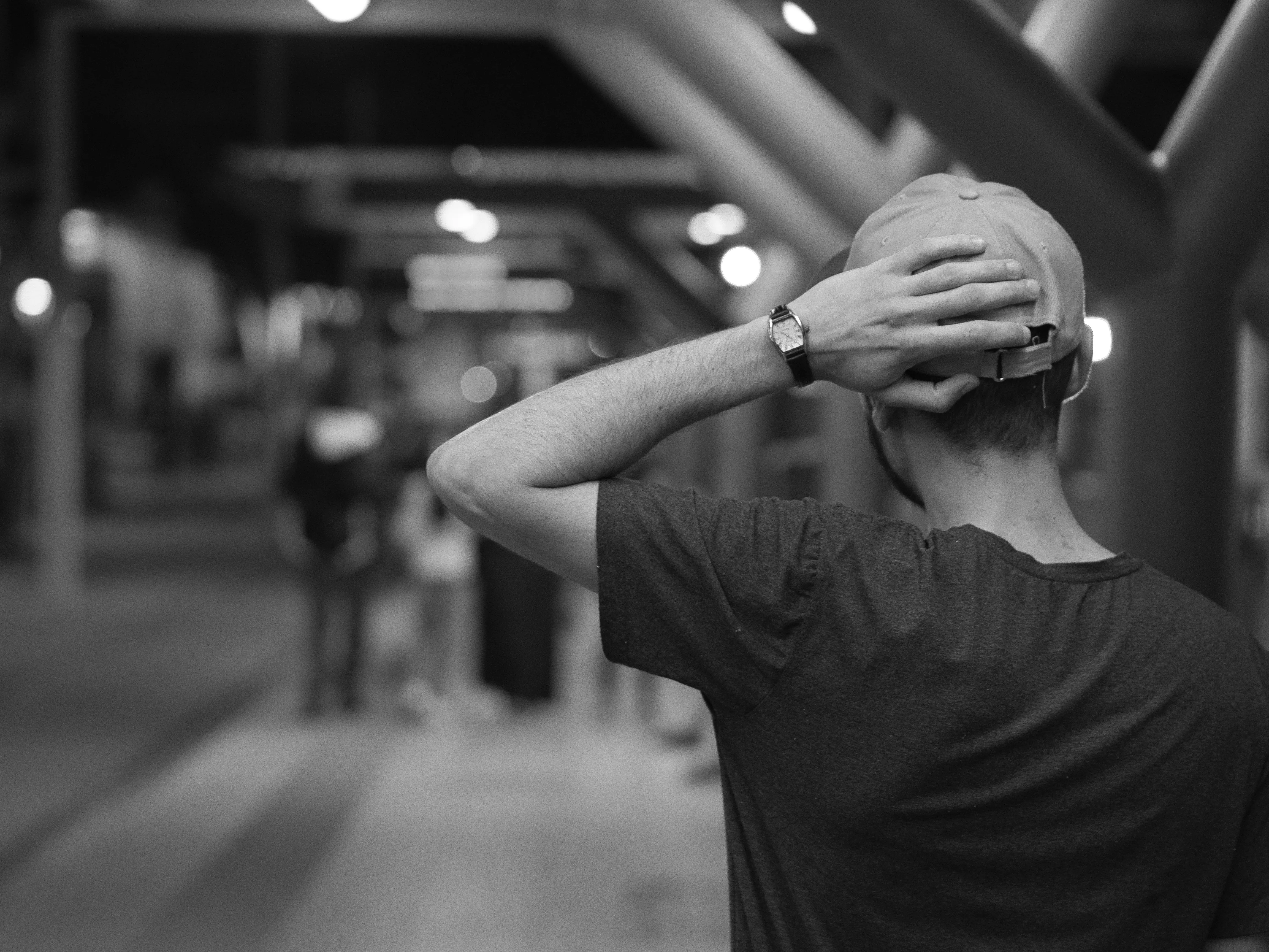 Persoon die rustig nadenkt over een beslissing